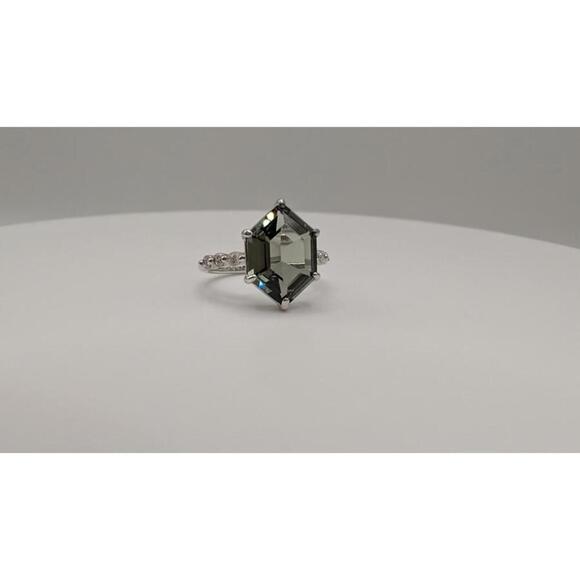 Elegant Hexagon Cut Silver Ring with Unique Stone Size 6 - Picture 9 of 9